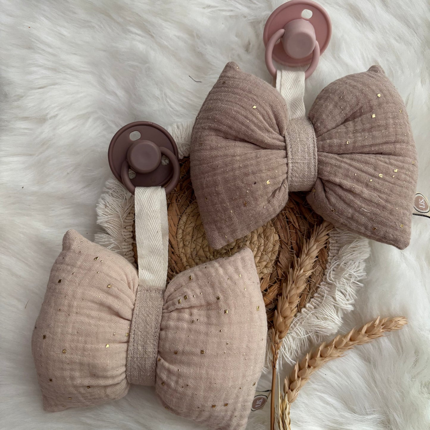 Schnuller-Stoffschleife mit Glitzer – Taupe
